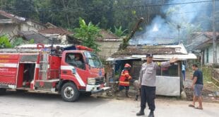 Keterangan Foto: Petugas Damkar dari Unit Cililin dibantu warga berjibaku memadamkan sisa api yang melalap warung milik keluarga A. Arman Molana di Kp. Cikakak, Desa Batulayang, Selasa (9/9/2025).