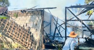 Petugas dan warga di lokasi kejadian kebakaran yang melanda sebuah rumah di Kp. Cimarel, Desa Karangsari, Kecamatan Cipongkor, Rabu (10/9/2025)