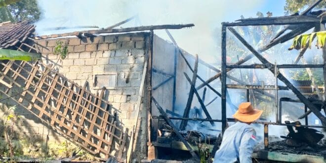 Petugas dan warga di lokasi kejadian kebakaran yang melanda sebuah rumah di Kp. Cimarel, Desa Karangsari, Kecamatan Cipongkor, Rabu (10/9/2025)